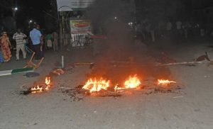 मेरे घर में तो आजकल दंगा है