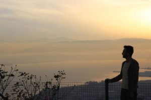 उसे सामने देखकर लफ़्ज़ रुक गए