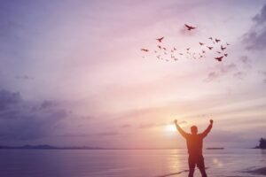 दिलों में इरादों की मशाल लेकर चलता हूं