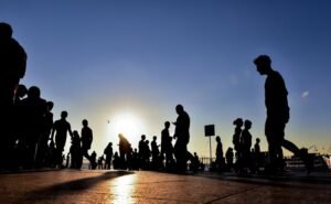 जिंदगी पेचीदा है, शहर बज़्म से सजा है