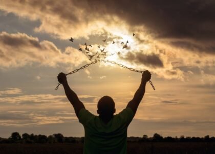 The man raised his hands and broke the chains